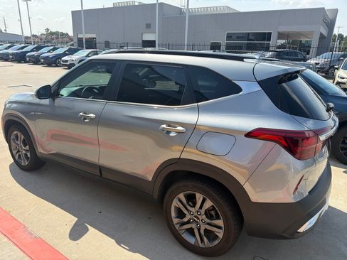 Used 2023 Kia Seltos S w/ Navigation Package FWD image 2