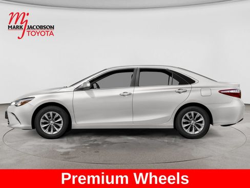 Used 2017 Toyota Camry SE FWD image 4