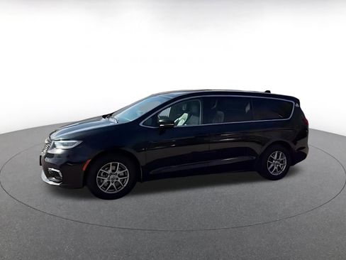 Used 2023 Chrysler Pacifica Touring-L FWD image 8