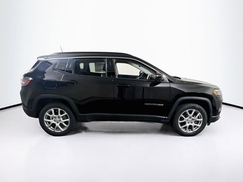 Used 2022 Jeep Compass Latitude w/ Sun and Sound Group AWD/4WD image 4