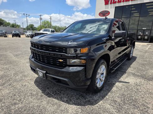 Used 2020 Chevrolet Silverado 1500 Custom w/ Custom Value Package RWD image 3