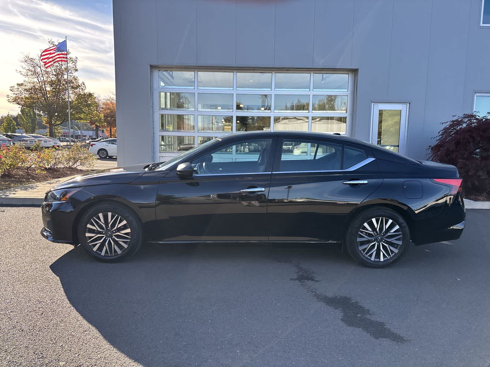 Used 2025 Nissan Altima 2.5 SV FWD image 2