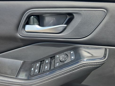 Used 2025 Nissan Rogue SV FWD image 29