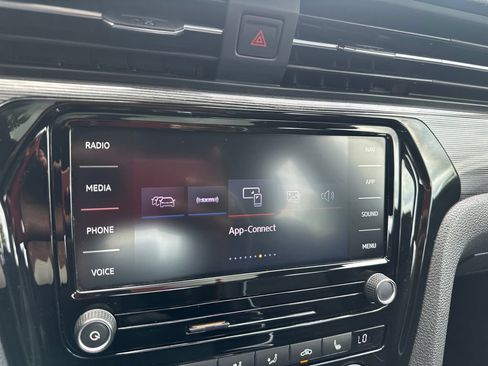 Certified 2022 Volkswagen Passat 2.0T R-Line FWD image 14