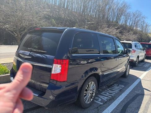 Used 2014 Chrysler Town & Country Touring-L w/ Driver Convenience Group image 11