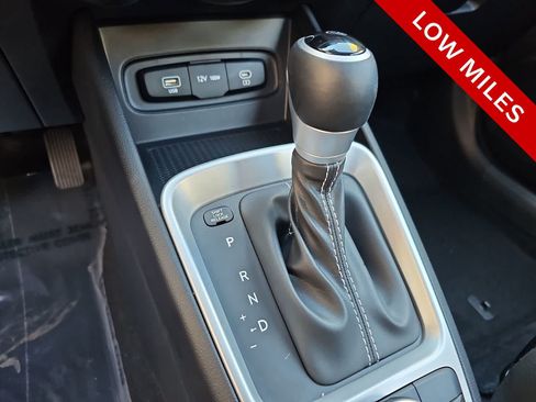 Used 2025 Hyundai Venue SEL FWD image 21