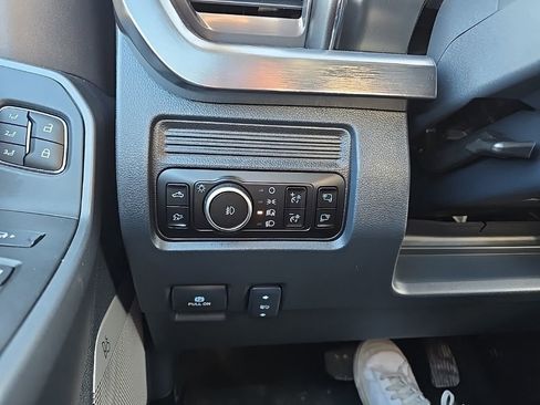 Used 2025 Ford F250 Lariat w/ Black Appearance Package AWD/4WD image 21