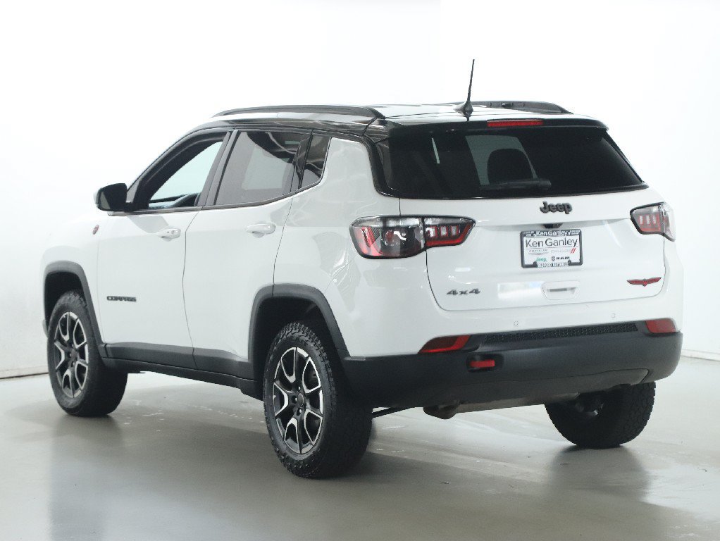 Used 2025 Jeep Compass Trailhawk AWD/4WD image 39