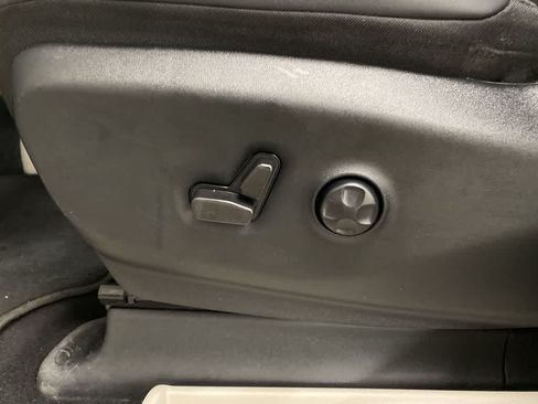 Used 2024 Chrysler Pacifica Touring-L FWD image 14