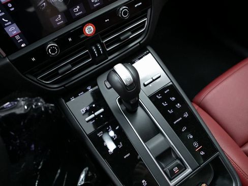 Certified 2025 Porsche Macan image 21