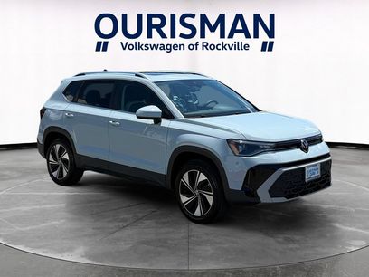 Used 2025 Volkswagen Taos SE w/ Panoramic Sunroof Package