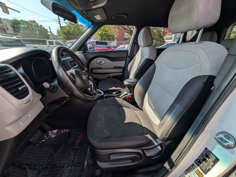 Used 2016 Kia Soul FWD image 15