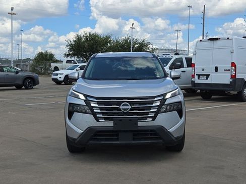 Used 2024 Nissan Rogue SV AWD/4WD image 2