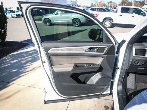 Used 2022 Volkswagen Atlas Cross Sport SE image 14