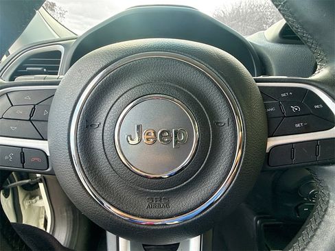 Used 2018 Jeep Renegade Latitude image 24