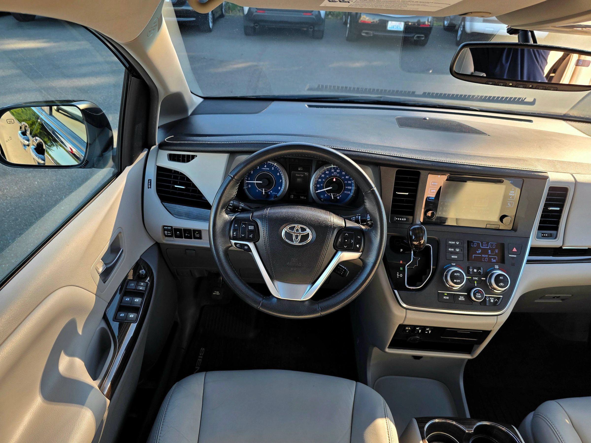 Used 2017 Toyota Sienna XLE w/ XLE Navigation Package FWD image 22