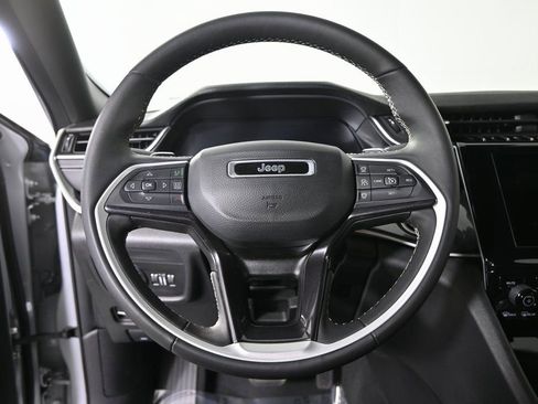 Used 2023 Jeep Grand Cherokee Altitude image 36