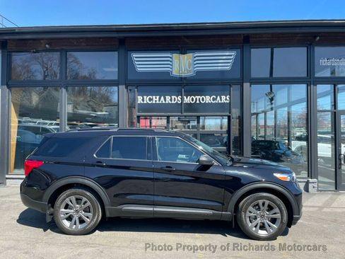 Used 2021 Ford Explorer XLT w/ XLT Sport Appearance Package image 2