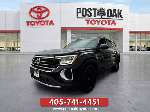Used 2024 Volkswagen Atlas SE w/ Panoramic Sunroof Package FWD image 13
