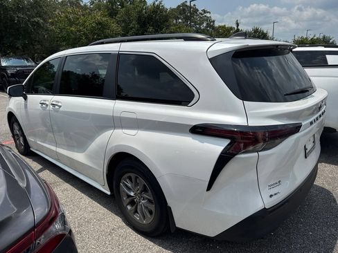 Used 2025 Toyota Sienna XLE w/ XLE Plus Package FWD image 7