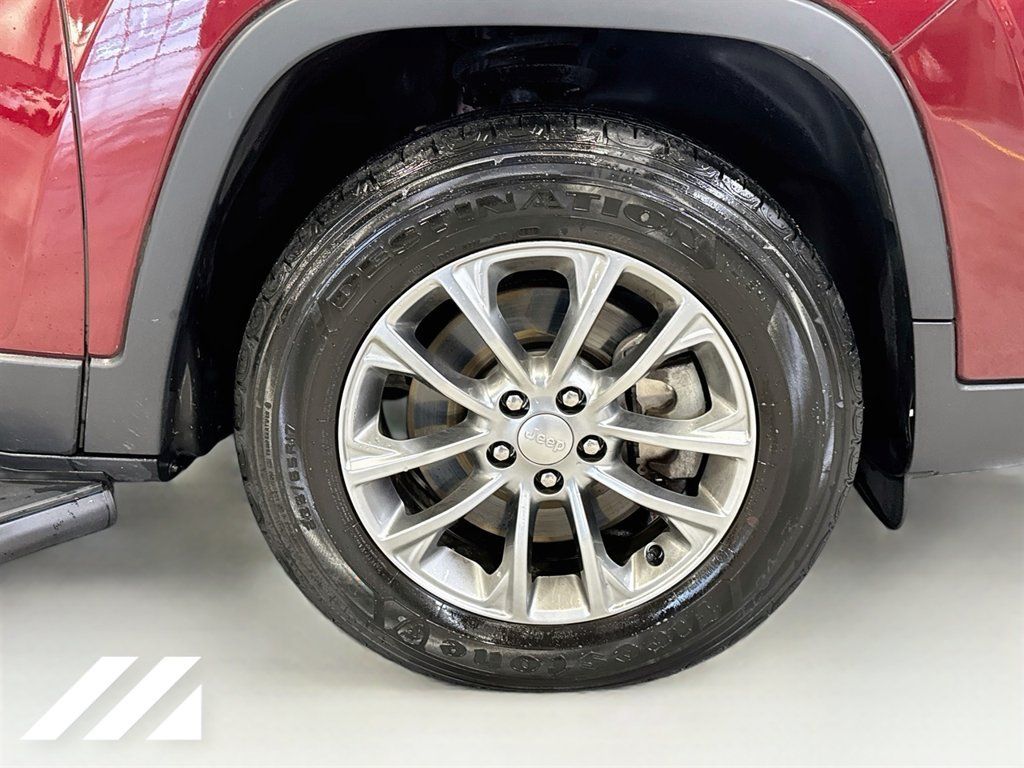 Used 2019 Jeep Cherokee Latitude Plus w/ Cold Weather Group AWD/4WD image 31