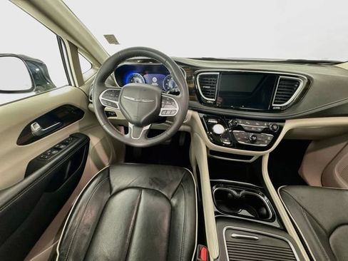 Used 2023 Chrysler Pacifica Limited FWD image 27