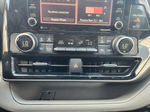 Used 2021 Toyota Highlander L FWD image 18