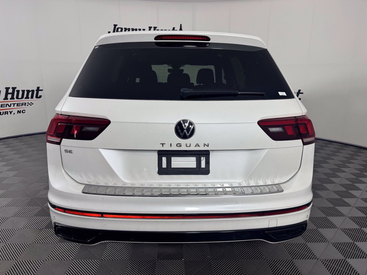 Used 2024 Volkswagen Tiguan SE R-Line FWD image 8