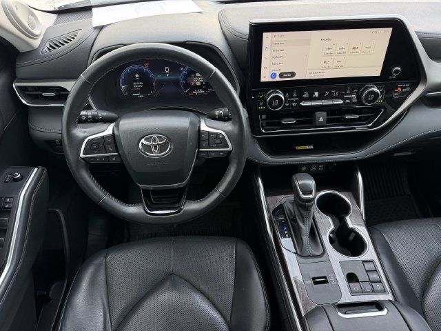 Used 2023 Toyota Highlander Limited FWD image 12