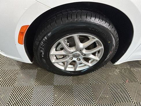 Used 2024 Chrysler Pacifica Touring-L FWD image 10