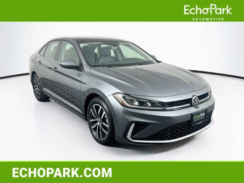 Used 2025 Volkswagen Jetta SE FWD image 1