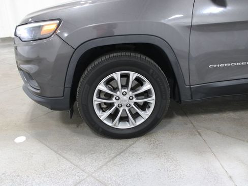Used 2019 Jeep Cherokee Latitude Plus w/ Cold Weather Group AWD/4WD image 14