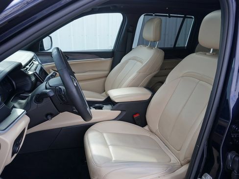 Used 2023 Jeep Grand Cherokee Limited w/ Luxury Tech Group II image 10