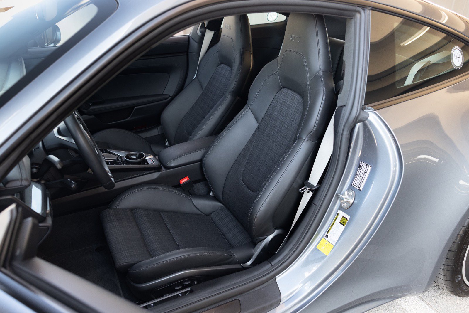Used 2025 Porsche 911 Carrera T RWD image 3