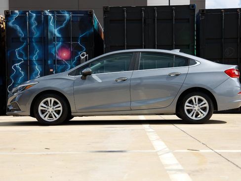 Used 2018 Chevrolet Cruze LT w/ Convenience Package FWD image 5