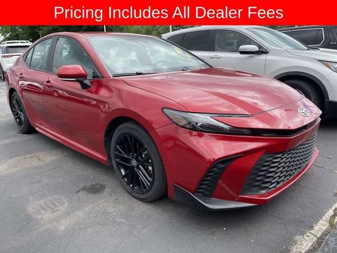 Used 2025 Toyota Camry SE FWD image 13