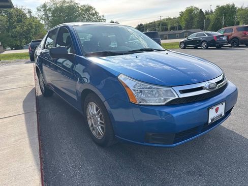 Used 2010 Ford Focus SE FWD image 2
