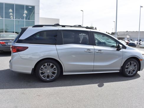 New 2026 Honda Odyssey Touring image 10