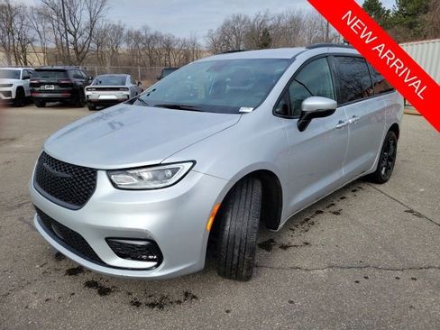 Used 2023 Chrysler Pacifica Touring-L w/ S Appearance Package image 7