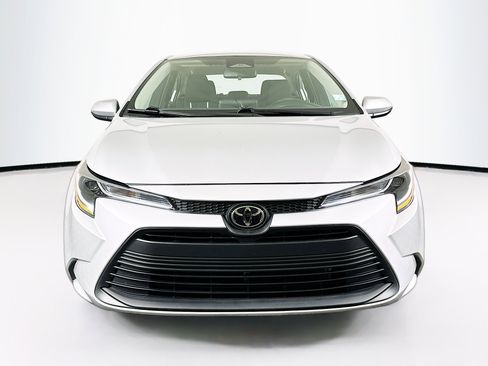 Used 2025 Toyota Corolla LE image 2