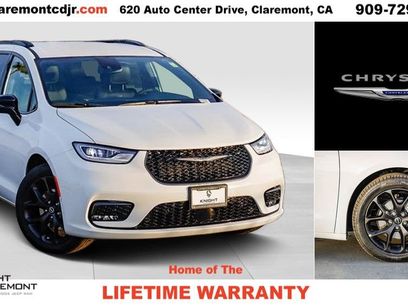 New 2026 Chrysler Pacifica Select w/ S Appearance Package