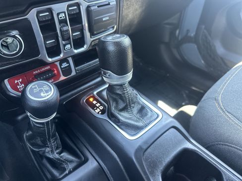 Used 2024 Jeep Wrangler Unlimited AWD/4WD image 29