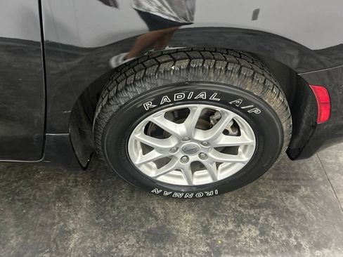Used 2024 Chrysler Pacifica Touring-L FWD image 7