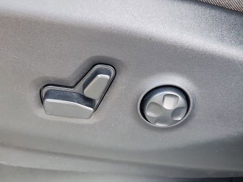 Used 2020 Chrysler Pacifica Touring-L image 12