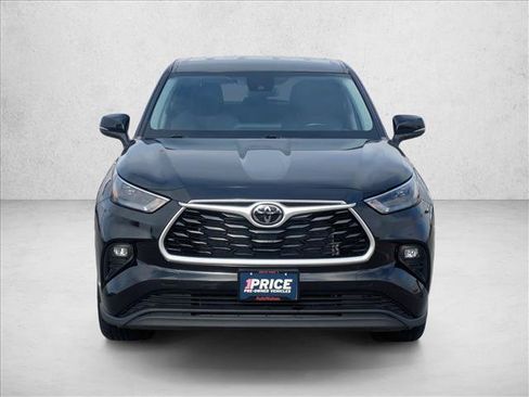 Used 2023 Toyota Highlander XLE image 2