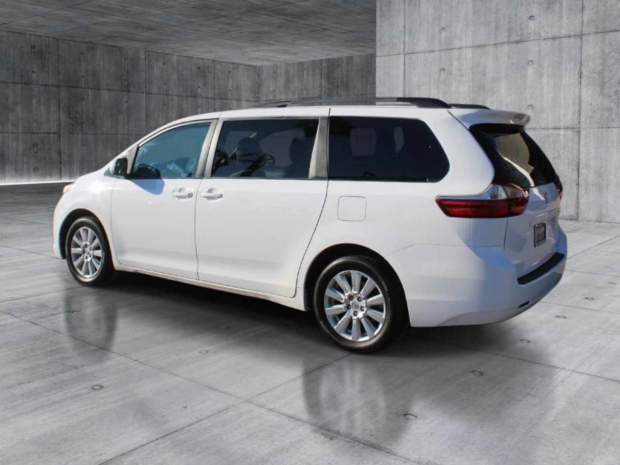 Used 2017 Toyota Sienna LE AWD/4WD image 3