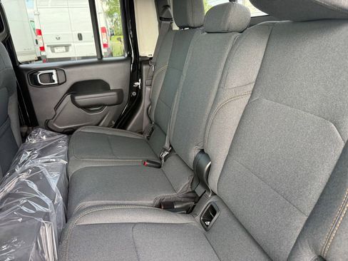 New 2025 Jeep Gladiator Sport image 31