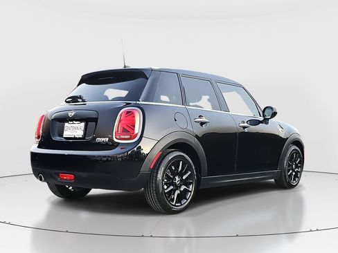 Used 2021 MINI Cooper 4-Door Hardtop image 5