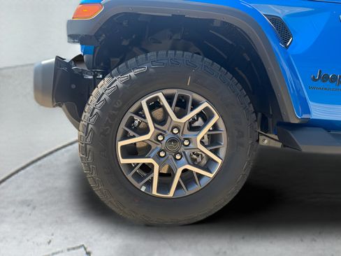 Used 2025 Jeep Wrangler Unlimited Sahara AWD/4WD image 30