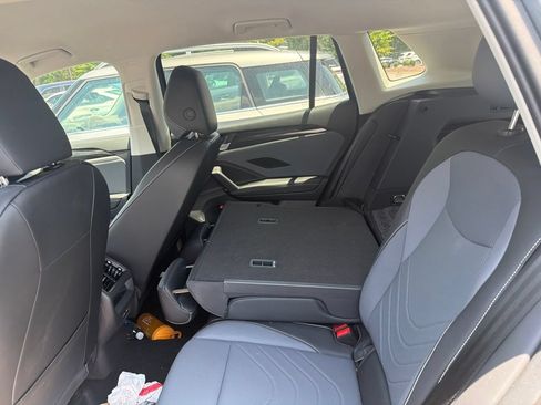 Used 2025 Volkswagen Tiguan SE FWD image 10